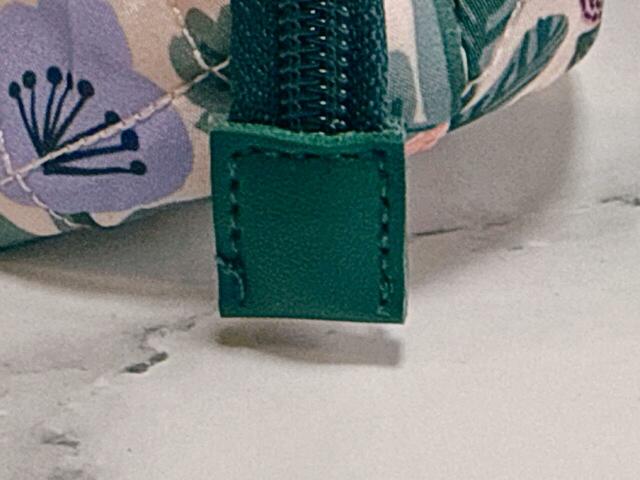 ファスナーの留まり部分はレザー調の素材を使用。高級感たっぷり！