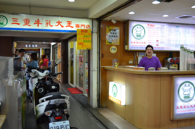 大通りに面したところにある「三重牛乳大王」はイートインスペースも広い