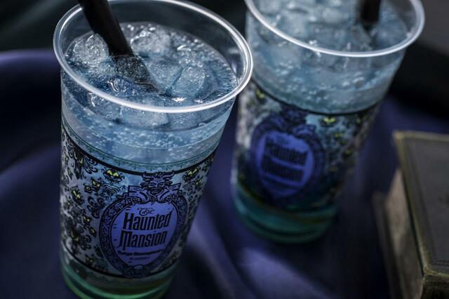 ディア・フェローモータルズ（ライム） 600円｜東京ディズニーリゾート「ディズニーストーリービヨンド」第2弾「ホーンテッドマンション」スペシャルドリンク｜販売店舗：東京ディズニーランド「トルバドールタバン」｜発売日：2024年2月7日（水）