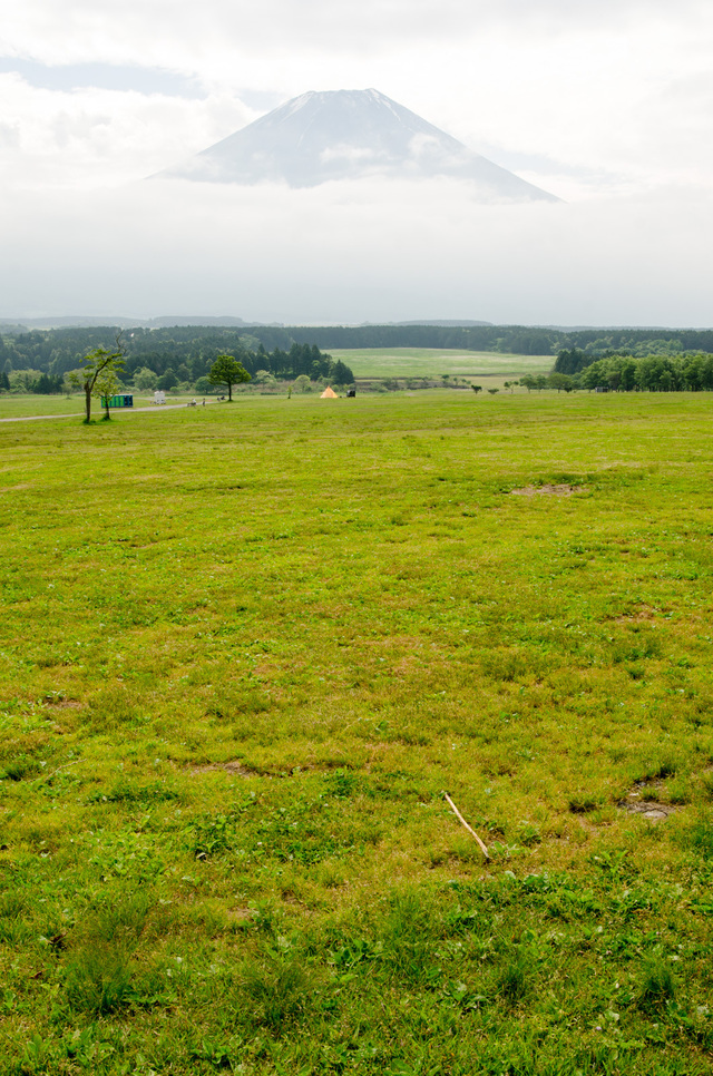 地面は芝生。直火はできない｜静岡県富士宮市「ふもとっぱら」キャンプ場