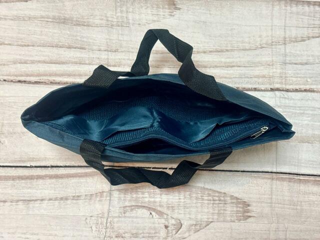 収納スペースは仕切りポケットで2つに分かれています