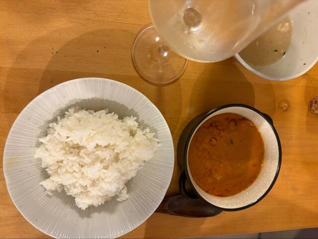 【コストコ AMARA インドバターチキンカリー】ご飯と本場のバターチキン、ワイングラスを並べて、大人の夕食スタイルで楽しみました♪
