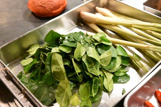 レモングラスとバイマックル(こぶミカンの葉)