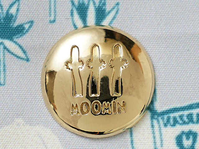 【ムーミン】バッグの正面右下にはゴールドの「ニョロニョロ」の姿も！