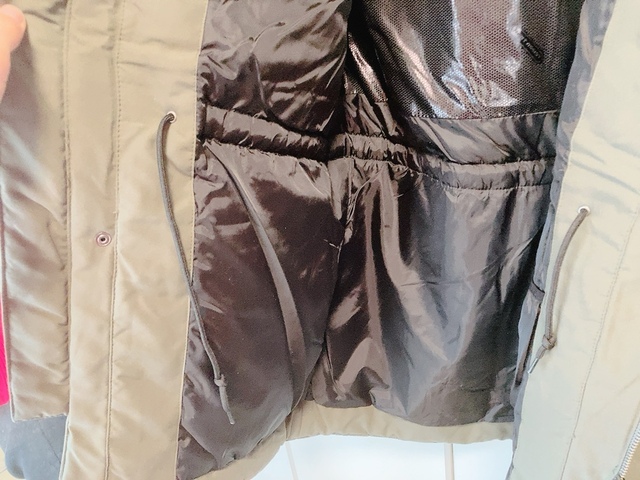 【フレイムテック(R)フラッフィーウォームTMリトルモンスターパーカー】ウエスト部分の内側には調節用の紐が。好みのフィット感に合わせられます♪