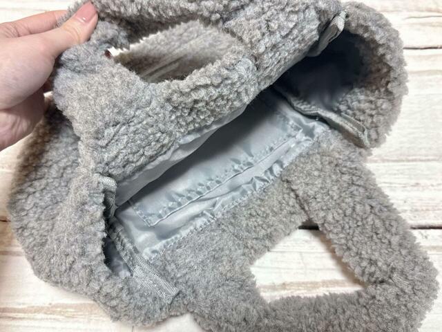 内側には小物の収納に便利なオープンポケット付き