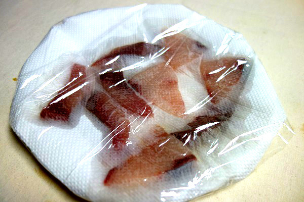 6.ラップをして、冷蔵庫で30分ほど寝かせてください。