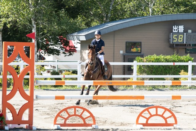 馬と息を合わせ、次の障害物へ向かっていく