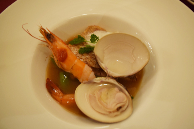 真鯛と海老と蛤のアンサンブル、ベルモット風味の帆立貝ブロス