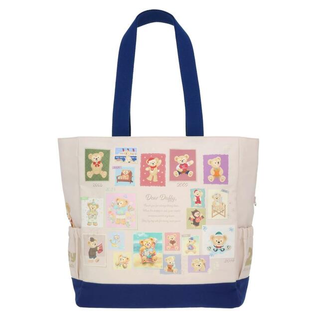 トートバッグ 5,000円|東京ディズニーリゾート「ダッフィー&フレンズ20周年:カラフルハピネス」過去のアートがデザインされたスペシャルグッズ|販売店舗:東京ディズニーシー「マクダックス・デパートメントストア」|発売日:2025年12月18日(木)