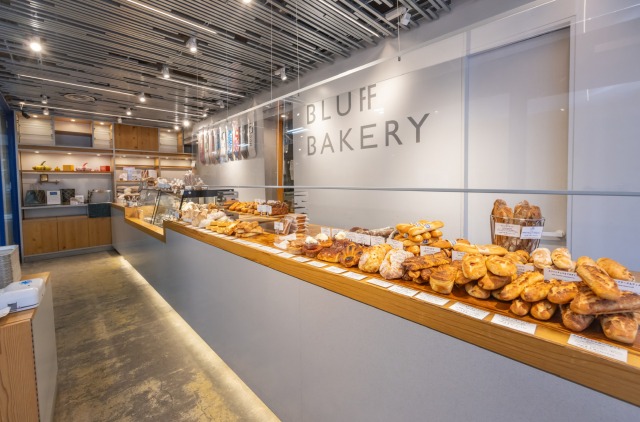 〈ブラフベーカリー 日本大通り店〉の店内は焼きたてのパンの香りが漂う