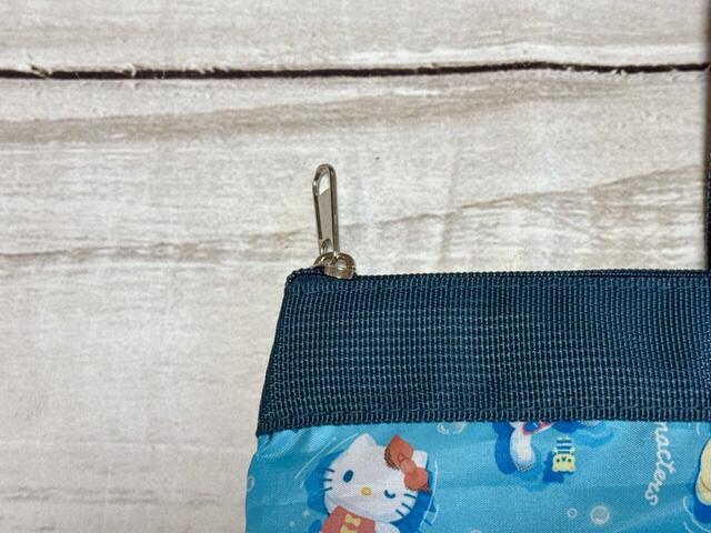 開口部はファスナーで開閉する仕様