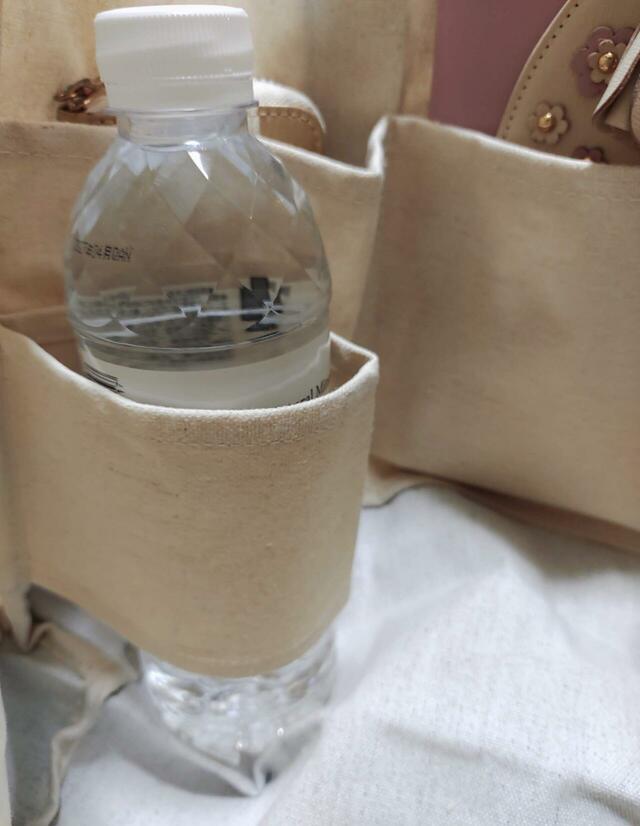 ドリンクホルダー付きで、ペットボトルを立てて入れることが可能です