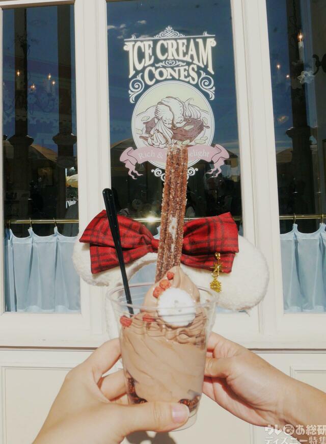 「東京ディズニーリゾートのクリスマス」 スペシャルメニュー|スペシャルサンデー(チョコレートソフトクリーム&チュロス)|850円|販売店舗:アイスクリームコーン