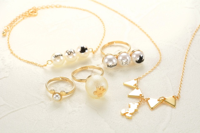 コットンパールやマットなゴールドを使った、大人のためのアクセサリー