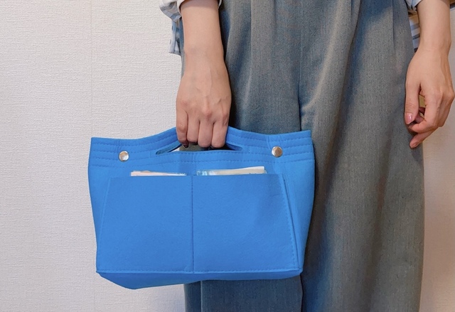 【Lino Ulu フェルトバッグインバッグ】持ち手がついているので、中身を入れた状態でもしっかり握って持ち運べます