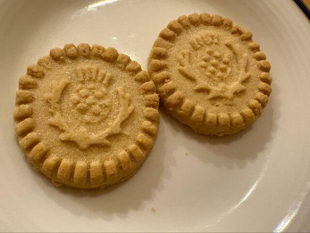 【コストコ ウォーカーズ プレミアムショートブレッド】1袋に2枚入り。ちょっと甘いものが欲しいときにちょうどいいサイズ感です！