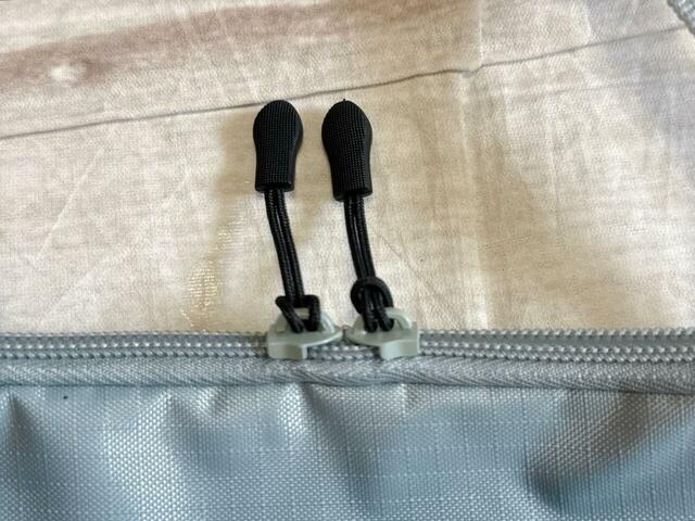 メイン収納はWファスナー仕様。引き手もアウトドアテイストでおしゃれ♪