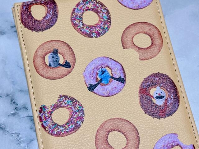 【パペットスンスン×サンキューマート／折りたたみミラー】背面はカラフルなドーナツの中からスンスンとノンノン、おじいちゃんのゾンゾンがひょっこり登場しているデザイン。かわいすぎる〜！