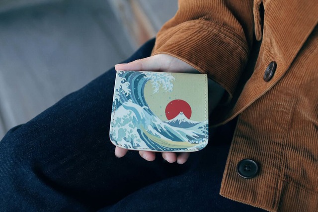 【小さいふ。コンチャ 波猫】使うほどに柔らかく手に馴染み、経年変化によって深みのある色と美しい光沢が生まれます