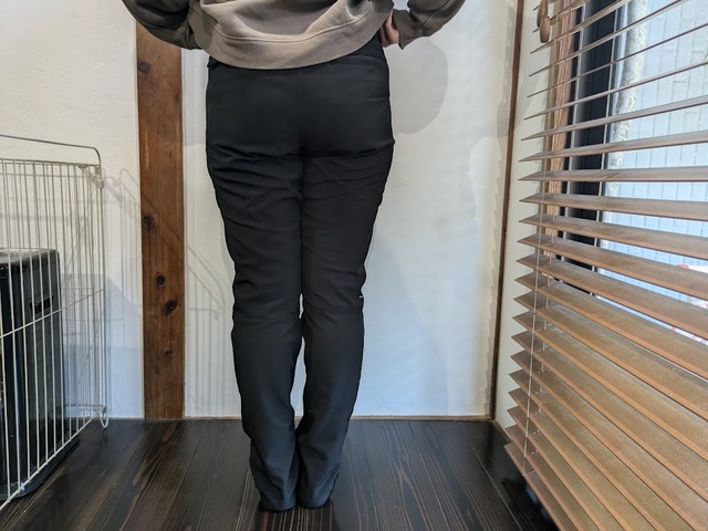 【ワークマン レディースウォームクライミングパンツ】ダークピンクも惹かれましたが、無難な着やせカラーのブラックを購入