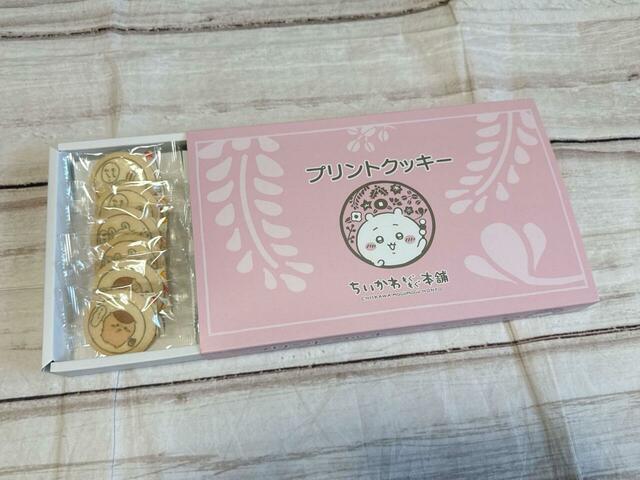 なんとお土産をいただきました…！「ちいかわもぐもぐ本舗」限定のプリントクッキーです！