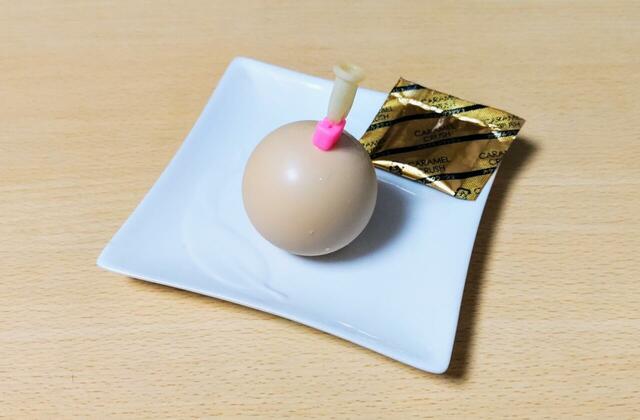 【牧家　塩キャラメルプリン　462g（プリン75g×6個、カラメルクラッシュ2g×6個）　1080円】お皿の上で風船を割ると、内側のプリンが現れる