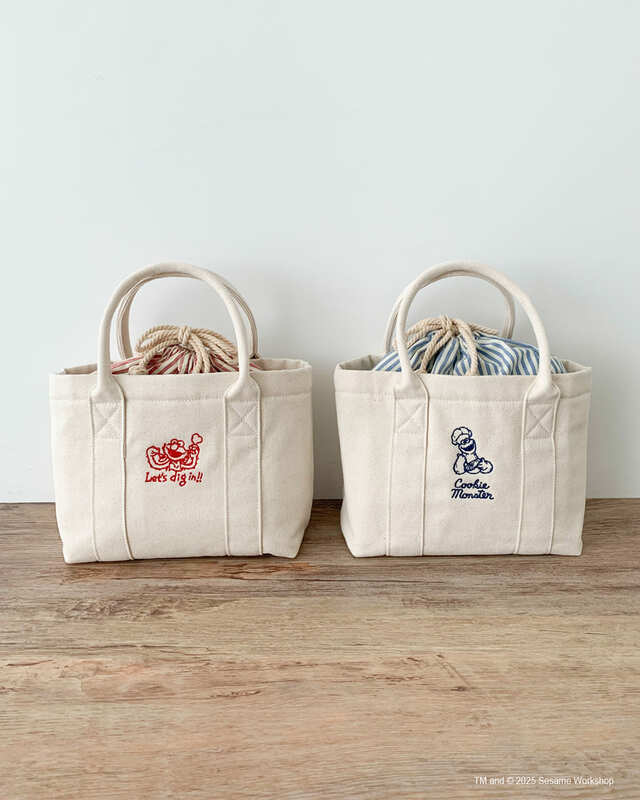 【SM2×セサミストリート】【SESAME STREET meets Samansa Mos2 home’s】「キャンバスバッグ」カラー：レッド/ブルー、価格：￥5,500／マチ付きでたっぷり入るサイズ感