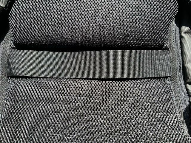 【カインズ TRADDYファスナーが隠れるバックパック】旅行や出張に嬉しいキャリーの通し穴