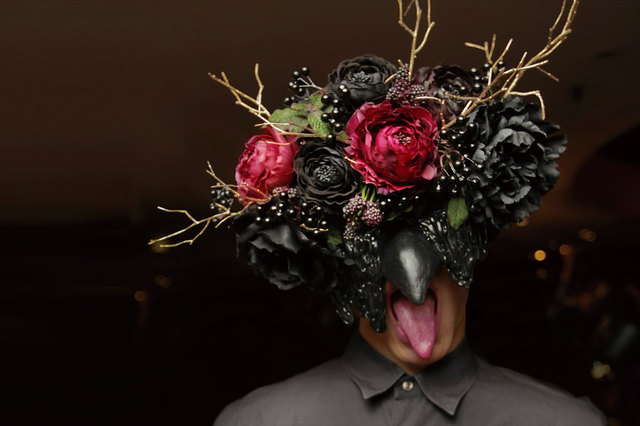 マスクをつけた支配人やサービスマンたちが演出として登場