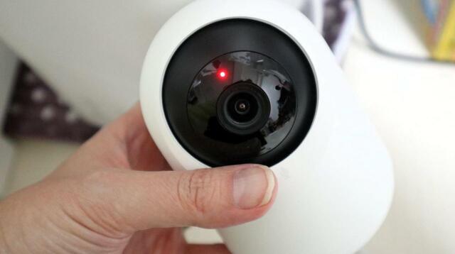 【SwitchBot 見守りカメラ 】手に対してこれぐらいのコンパクトサイズ