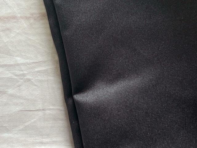 上質感のあるマットなサテン調の生地