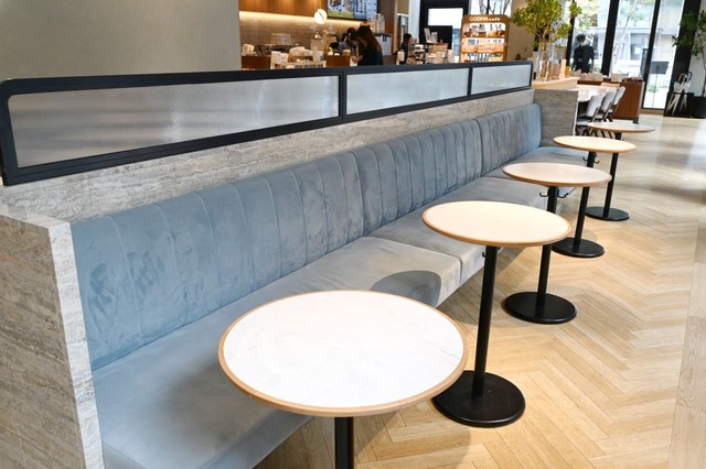 自然光が差し込む店内