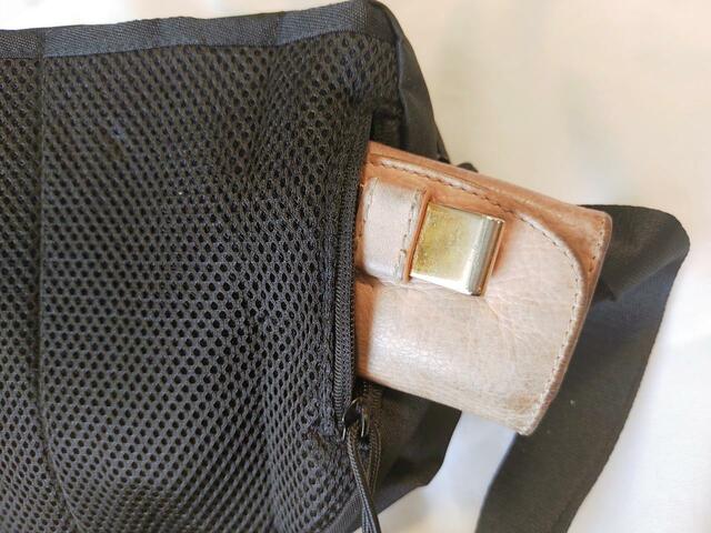 キーケースはギリギリ入る大きさなので、小さめのアイテムの方がいいかも【MonoMax（モノマックス）2023年8月号】「ナンガの10ポケットショルダーバッグ」価格：1250円（税込）