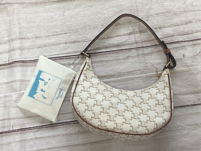 小さめサイズのハンドバッグに、中ポーチをつけてみました