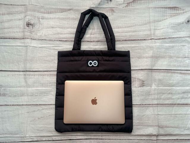 A3サイズが縦ですっぽり入るBIGサイズ。もちろんノートPCも入ります