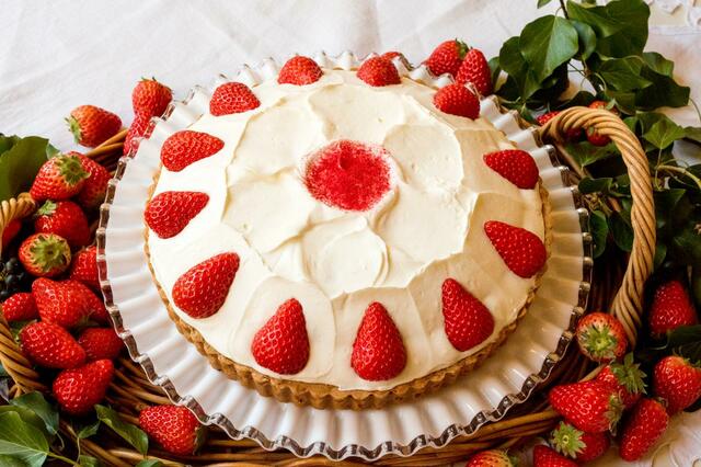 「イチゴと練乳クリームのティラミス」piece ¥864/ whole(21cm) ¥10,368【キル フェ ボン「2024 VERY STRAWBERRY」】