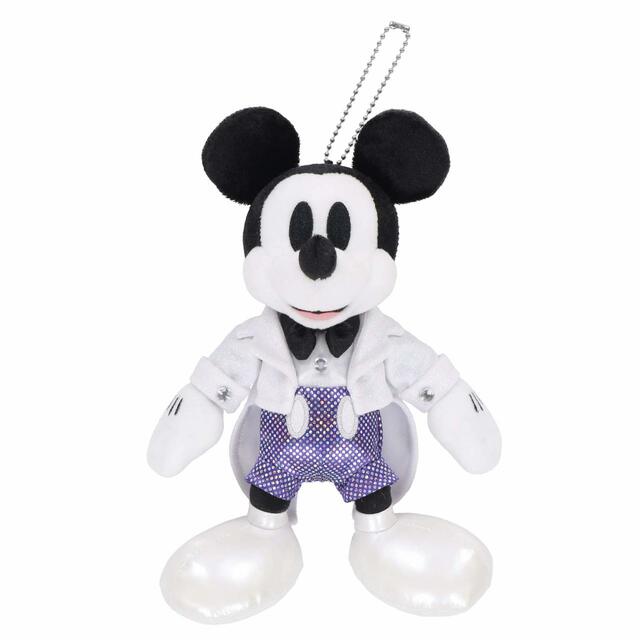 ぬいぐるみバッジ 2,500円｜サイズ：高さ約21cm｜東京ディズニーリゾート「ディズニー100」グッズ｜販売店舗：東京ディズニーランド「ギャグファクトリー/ファイブ・アンド・ダイム」、東京ディズニーシー「エンポーリオ」｜発売日：2023年2月2日（木）
