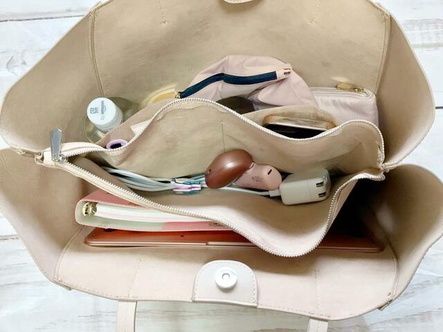 ファスナーポケットにはPCの充電器、モバイルバッテリー、イヤホンをイン