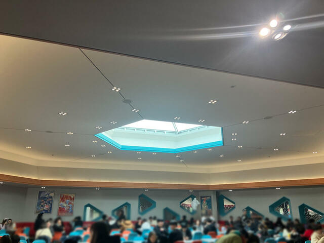 店内は広々!友達同士でもゆったり座れそう。【春ディズニー「格安&激かわグルメ」】