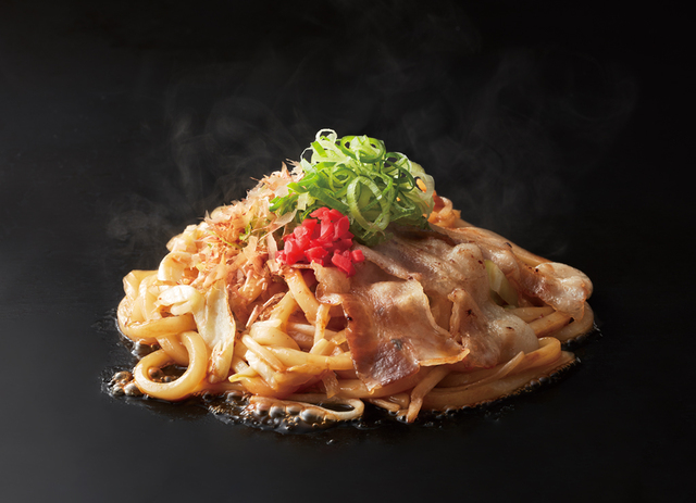 「焼うどん(だし醤油)」＜価格：539円（税込）＞ 【お好み焼本舗にバラエティ豊かな新メニューが登場！看板商品の「お好み焼き」と「串カツ」が大幅リニューアル！】