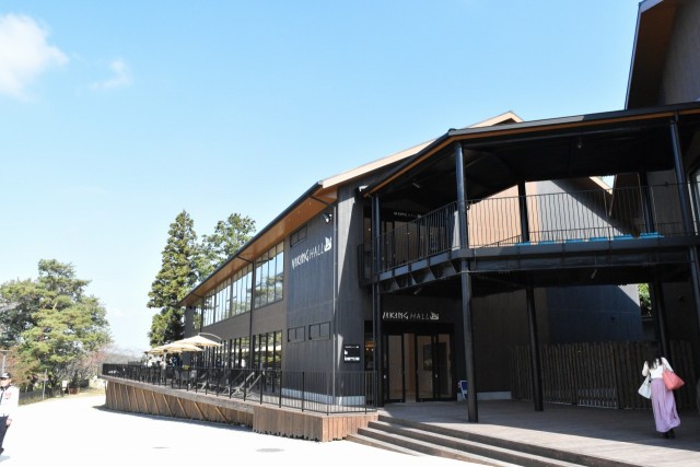 湖面の方向に大きな窓がある建物