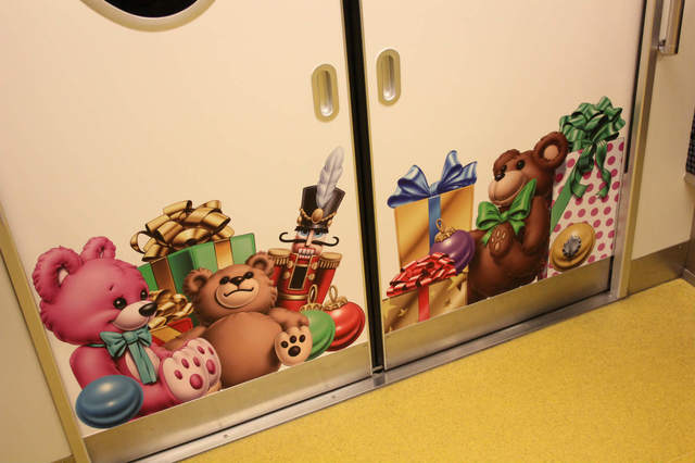 扉部分にデザインされたたくさんのプレゼント