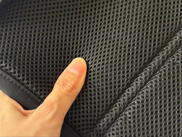 【UNIQLO マルチポケットバックパック】背面はクッション性があって柔らかく、長時間背負っていても疲れにくいです◎