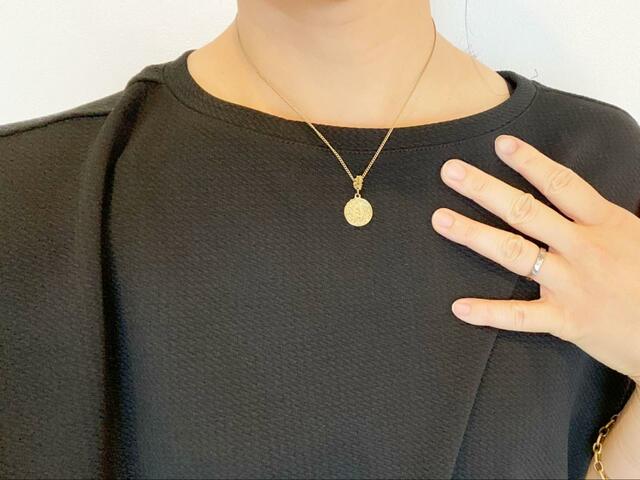 【coca エンボス加工ワンピース】デザインがシンプルなので、小物でアクセントをつけると◎