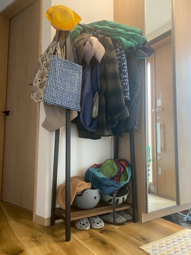 【Seria しっかりベルトフック】使用前：家族それぞれのバッグや帽子が無造作にかけられた玄関ラック。とても使いにくい状態でした…