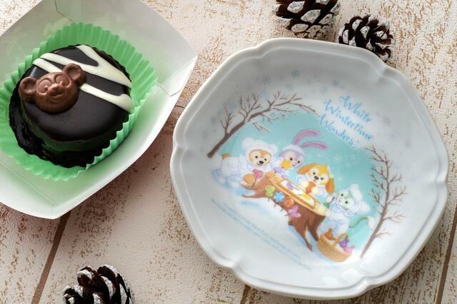 チョコレートケーキ、スーベニアプレート付き 1,200円｜「ダッフィー＆フレンズのホワイト・ウィンタータイム・ワンダーズ」スペシャルメニュー｜販売店舗：東京ディズニーシー「ケープコッド・クックオフ」｜発売日：2023年11月1日（水）
