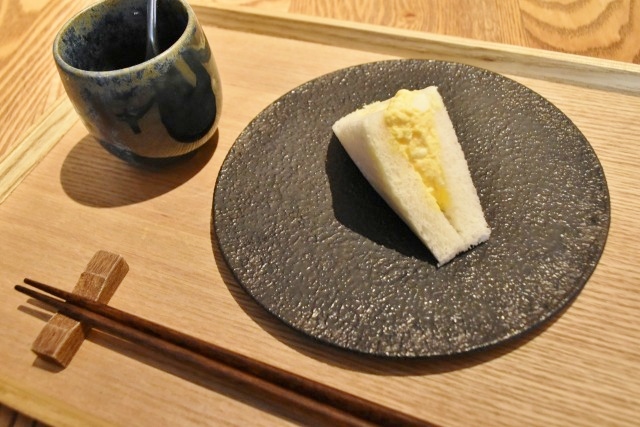 えっ……サンドイッチにタレ？？