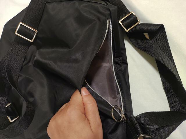 背面には、便利な背面ポケットつき