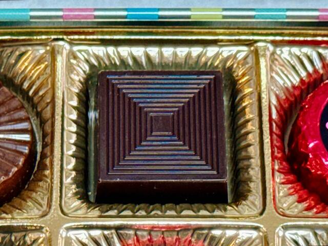 香り豊かなコーヒーガナッシュ入りのスイートチョコレート